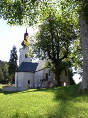 Die Linde bei der Kirche der Hl. Maria in Čreta ist eine besondere lokale Sehenswürdigkeit